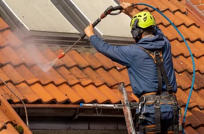 Démoussage et hydrofuge de toiture à Plouvien